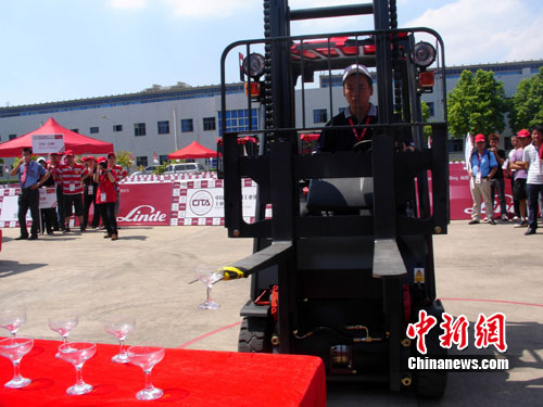 叉车比赛视频，赛场上的友情与激情展现！