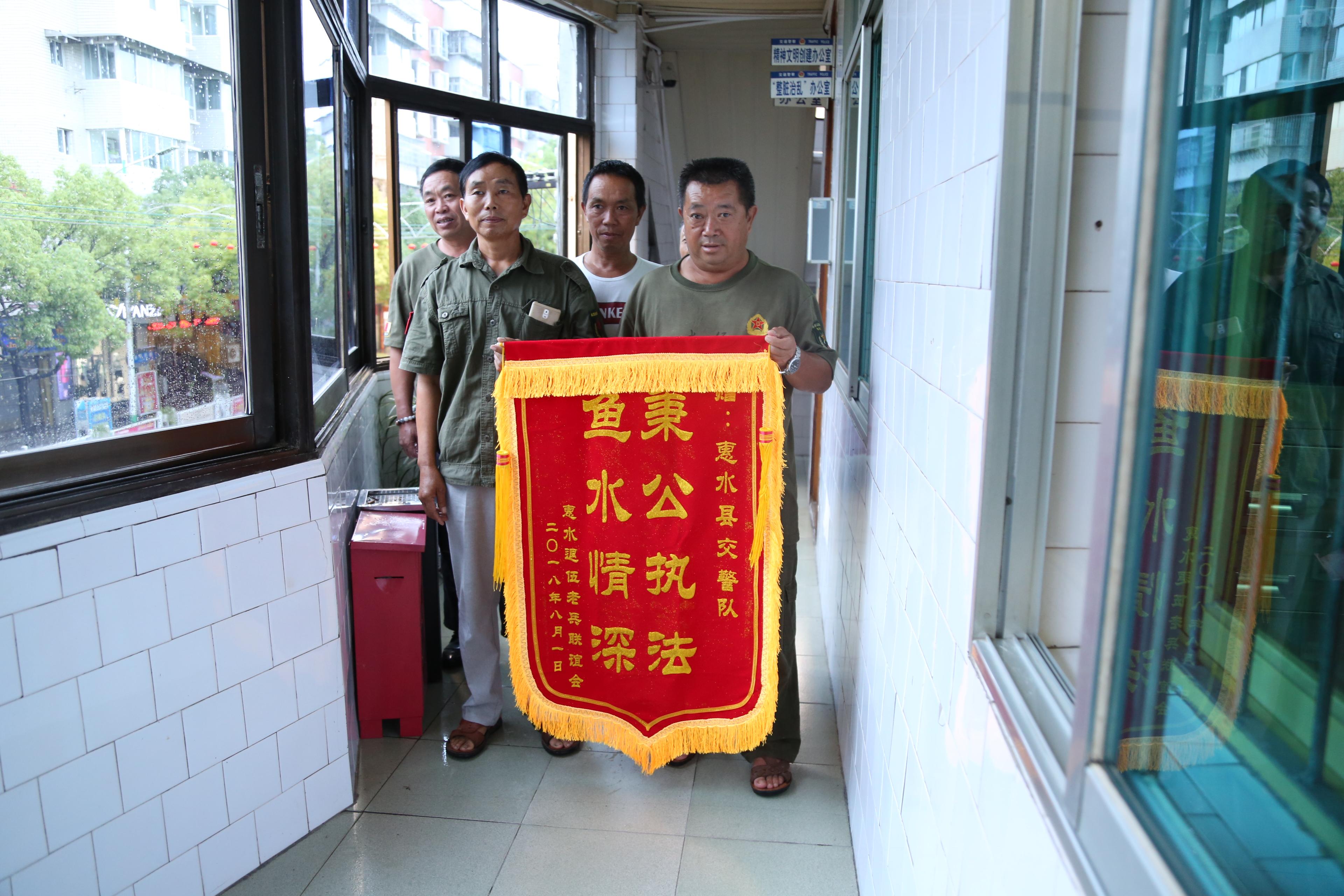 交警心灵守护者，自然对话与护航之旅的私密对话赠锦旗用语